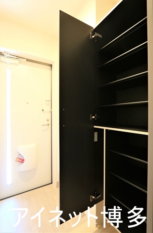 玄関　たくさんの靴が入るシューズボックス付きです