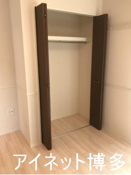 収納　お洋服などはこちらへ