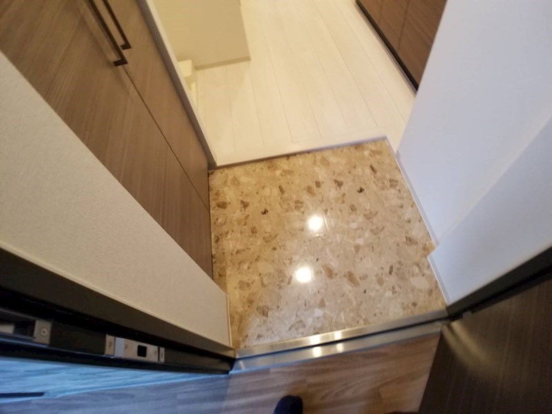 玄関　床の色はブラウンになります。