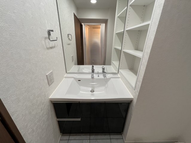 洗面設備　大きな鏡、横には棚もございます