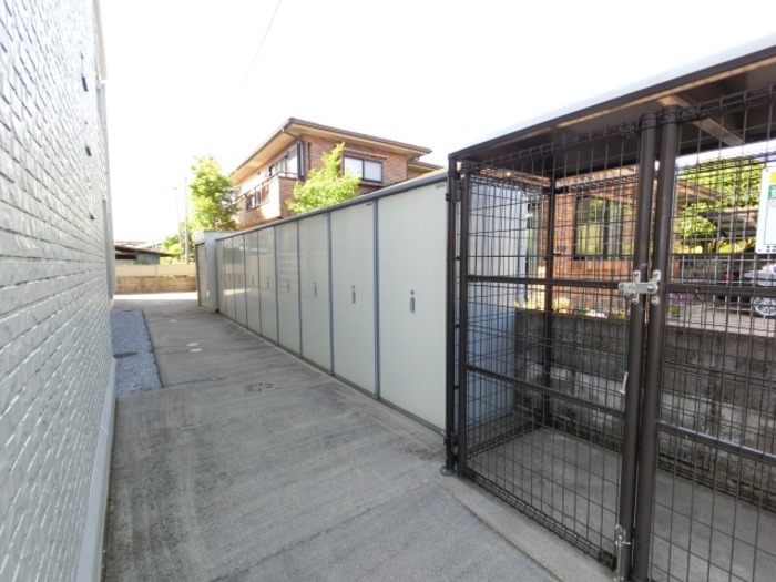 その他　敷地内ごみステーションと外部物置