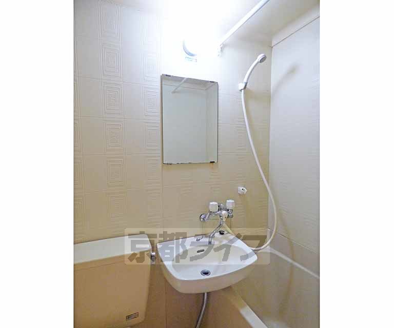 洗面設備　綺麗な洗面台です。