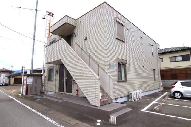 建物外観　☆全室角部屋！　２階建て　軽量鉄骨造のアパート☆