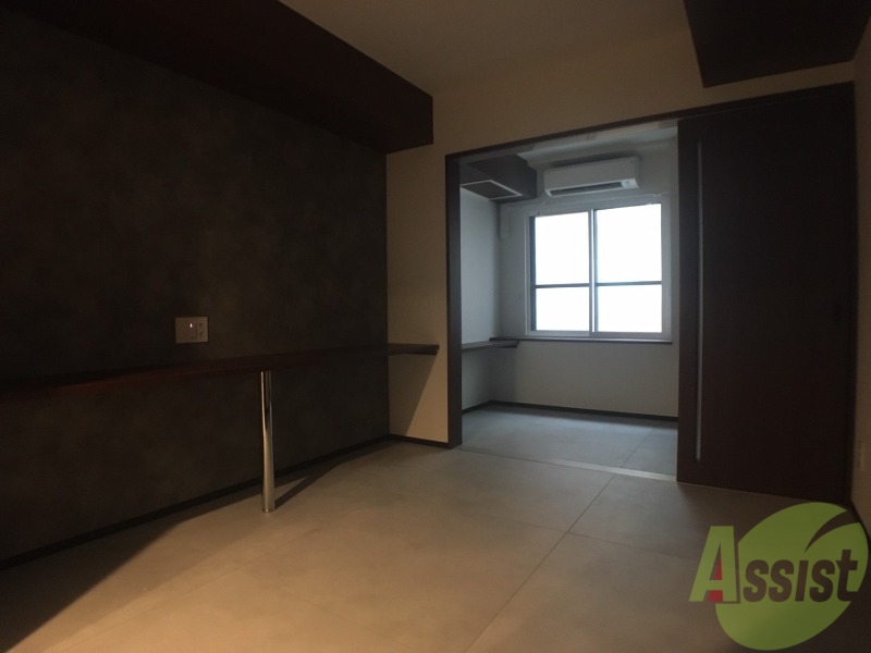 居室・リビング　フローリングや壁の色がお洒落な印象のリビングです。