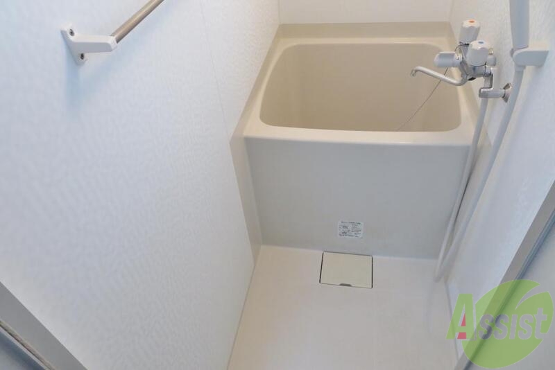 バス・シャワールーム　お風呂はこじんまりしてますが、シャワーもちゃんと付いてます。