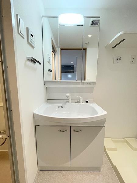 洗面設備　洗髪洗面化粧台（シャワー付き洗面）