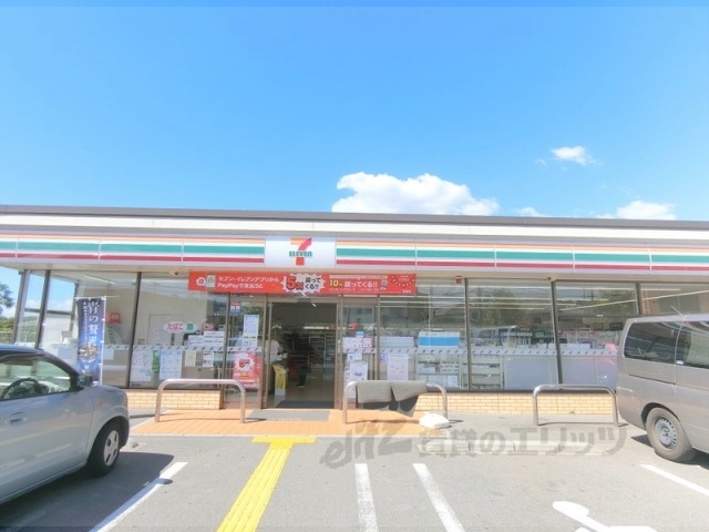 コンビニ　セブンイレブン京田辺大住店（コンビニ）まで240m