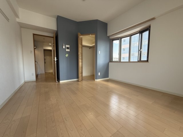 居室・リビング　同物件、別号室のものです。