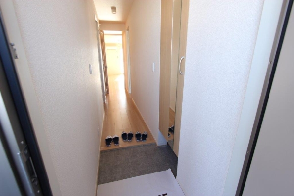 玄関　玄関を入るとホールがあります