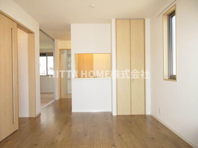 居室・リビング　１２．７帖のリビングです◇