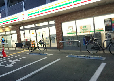 コンビニ　セブン-イレブン東大阪岩田町1丁目店（コンビニ）まで93m