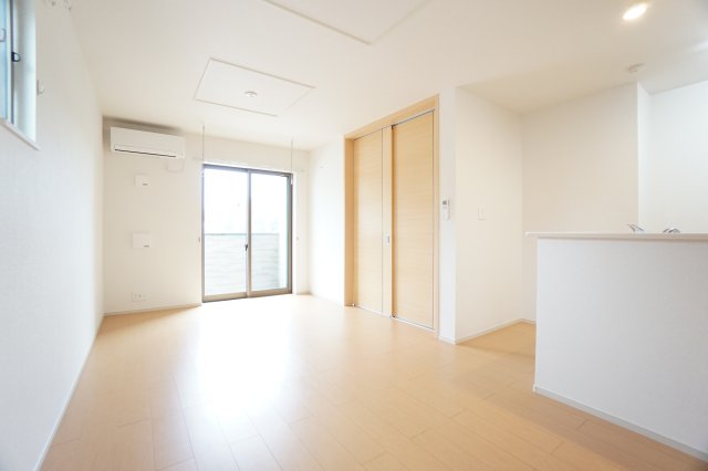 居室・リビング　※同物件・反転タイプの写真です。