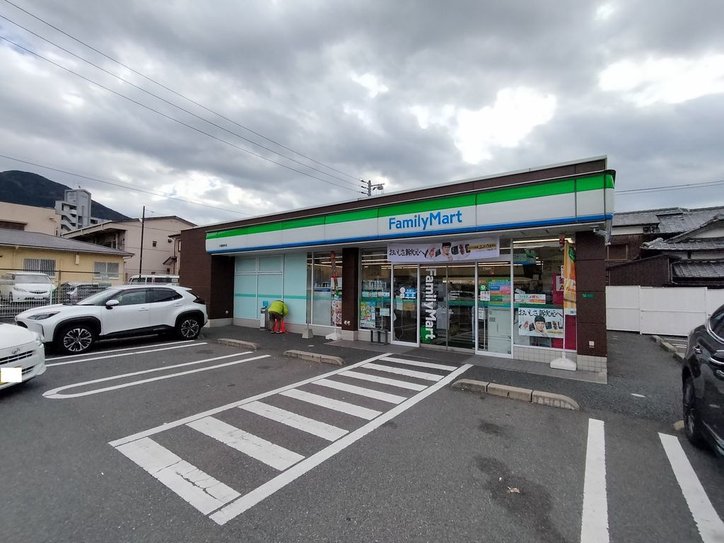 コンビニ　ファミリーマート 小倉熊本店（コンビニ）まで460m