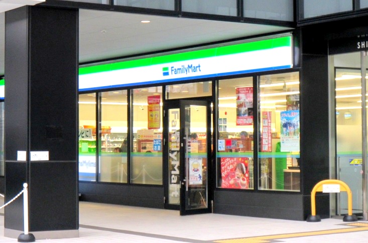 コンビニ　ファミリーマート白石ガーデンプレイス店（コンビニ）まで226m