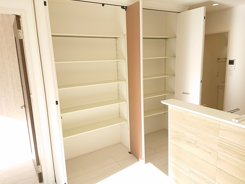 その他　リビングにはパントリー棚