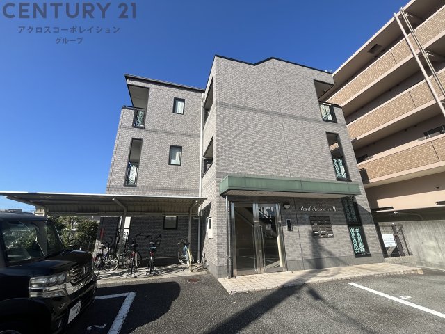 建物外観　防犯カメラ付きでセキュリティ面も安心です。