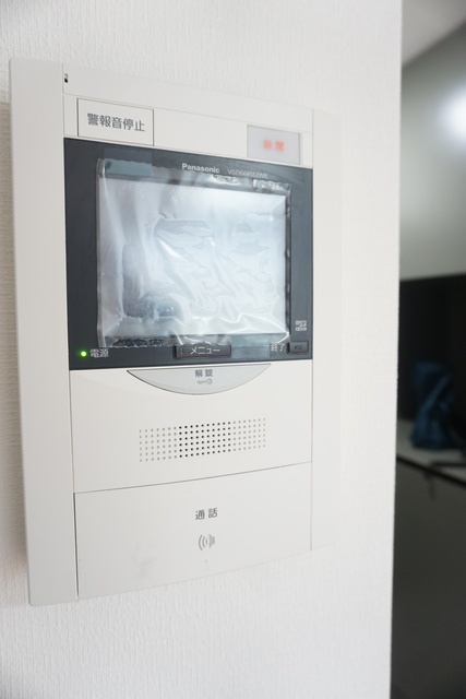 セキュリティ　来訪者の姿を確認できるＴＶモニター付インターホン設置済です！