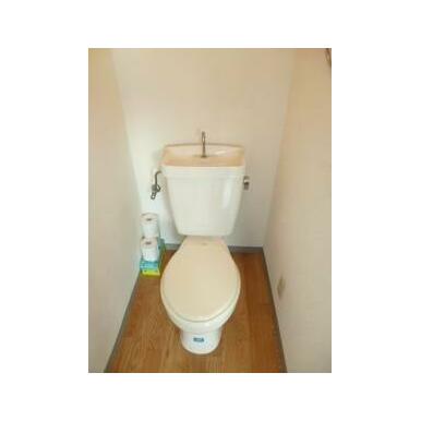 トイレ　落ち着いた色調のトイレです