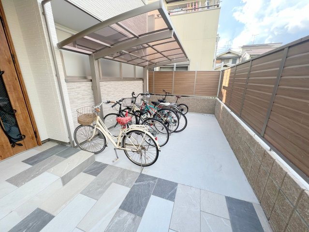 駐車場　敷地内にある駐車場。愛車がすぐ近くに置けると安心ですよね。