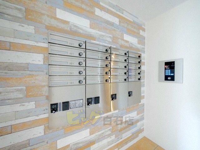 エントランス　留守中も荷物が受け取れて便利な宅配ＢＯＸ完備しています♪