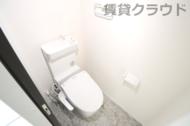 トイレ　落ち着いた色調のトイレです