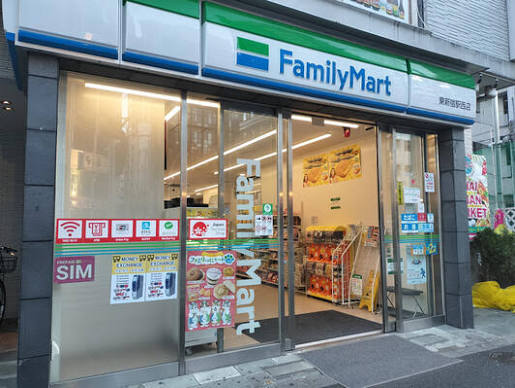 コンビニ　ファミリーマート東新宿駅西店（コンビニ）まで122m