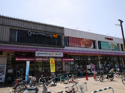 ショッピングセンター　グルメシティ神代店（ショッピングセンター）まで851m