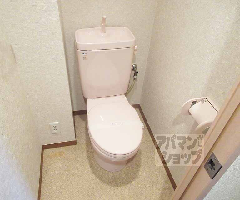 トイレ　きれいなトイレ、広めです