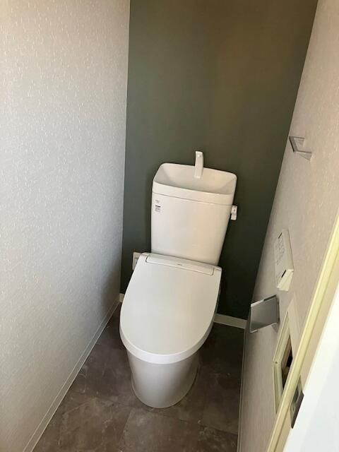 トイレ　落ち着いた色調のトイレです