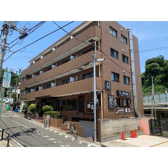 建物外観　高台に建つおしゃれな建物、外壁も防水塗装済みなのでとても綺麗