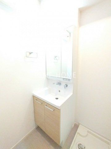 洗面設備　シャンプドレッサーの独立洗面台です。