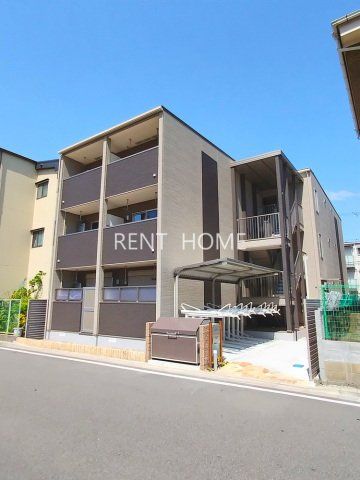 建物外観　スマートな3階建ての建物です。