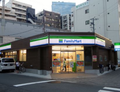 コンビニ　ファミリーマート 目黒青葉台三丁目店（コンビニ）まで47m
