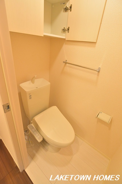 トイレ　上部に収納のある温水洗浄便座付のトイレです。