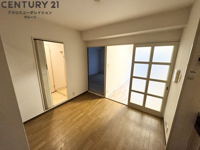 居室・リビング　床色が落ち着いた色合いで、とてもきれいです。