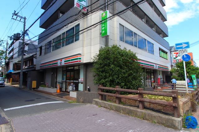 コンビニ　セブンイレブン茨木宮元町店（コンビニ）まで381m