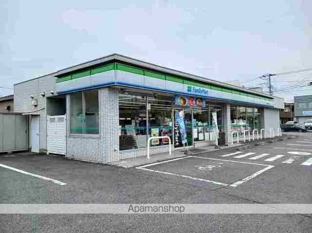 コンビニ　ファミリーマート（コンビニ）まで110m