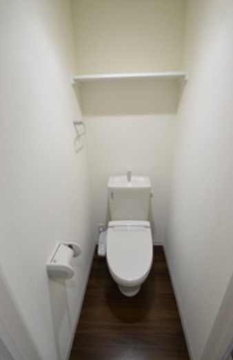 トイレ　落ち着いた色調のトイレです