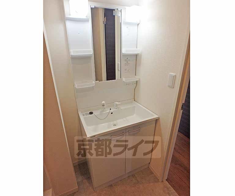 洗面設備　綺麗な洗面化粧台です。