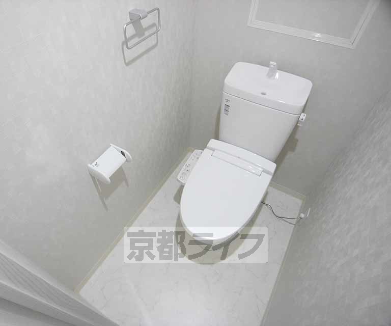 トイレ　トイレのカラーもホワイトに統一。なんともおしゃれ
