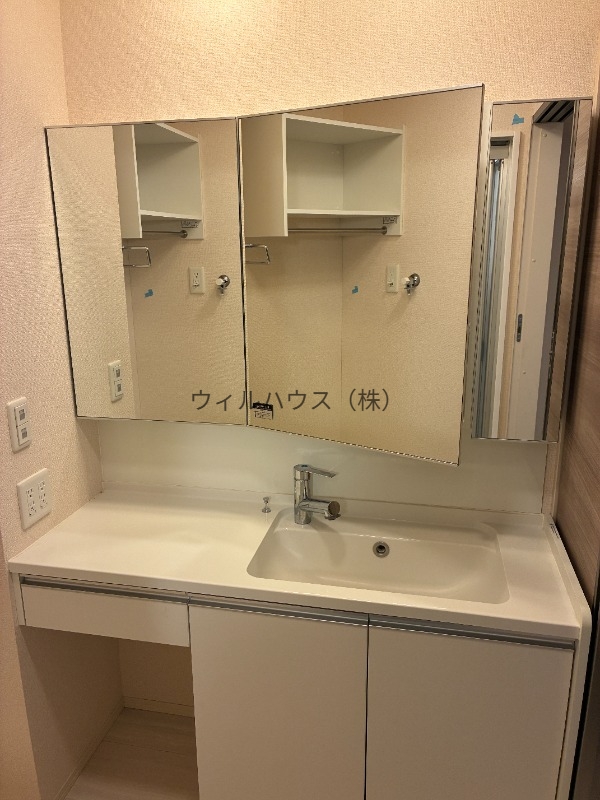 洗面設備　大きな鏡のシャンプードレッサー！