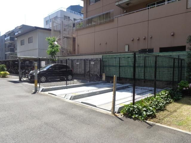 駐車場　駐車場（屋内あり）