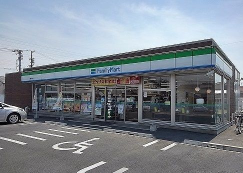 コンビニ　ファミリーマート（コンビニ）まで750m