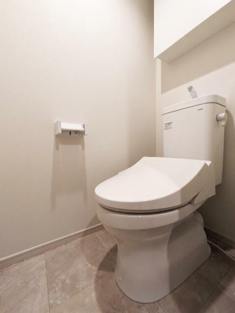 トイレ　落ち着いた色調のトイレです
