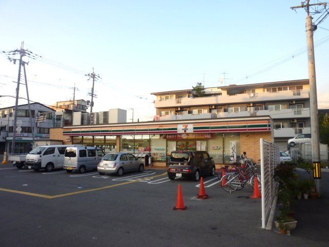 コンビニ　セブンイレブン東大阪小阪本町2丁目店（コンビニ）まで273m