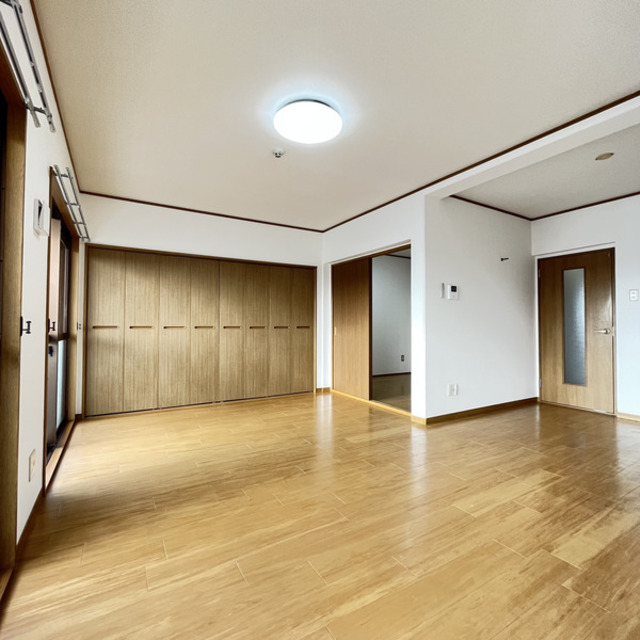京阪本線 西三荘駅 徒歩19分 4階建 築31年の居間写真