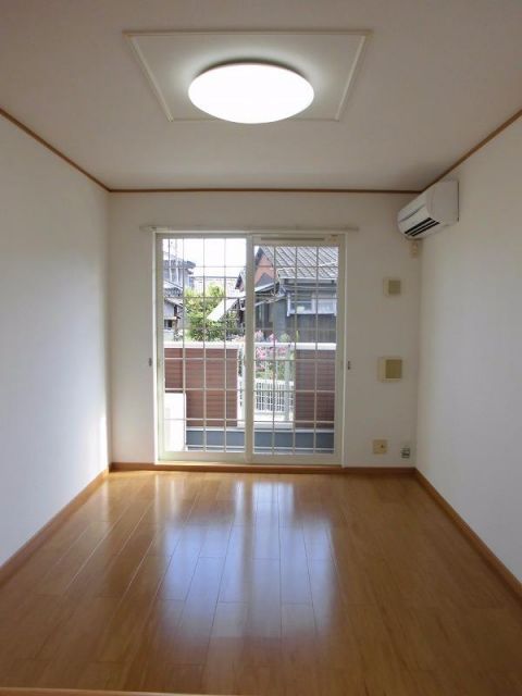 ＪＲ小野田線 妻崎駅 徒歩15分 2階建 築21年の居間写真