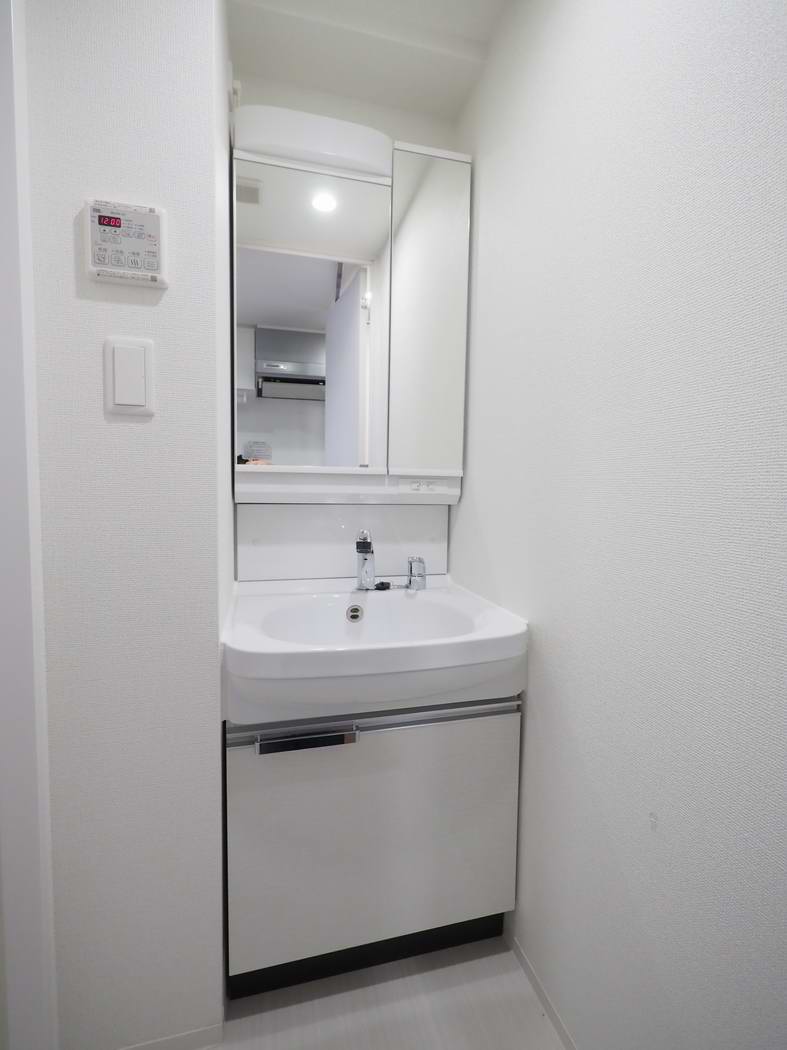 洗面設備　明るい洗面所です