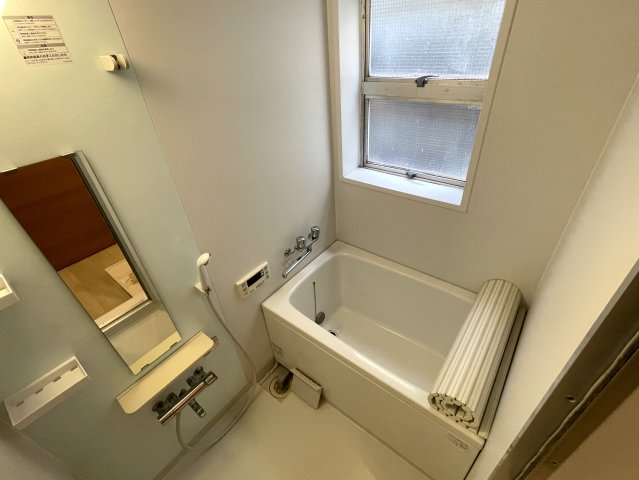 バス・シャワールーム　窓があり換気もしっかりとできるバスルームです♪（同仕様画像）