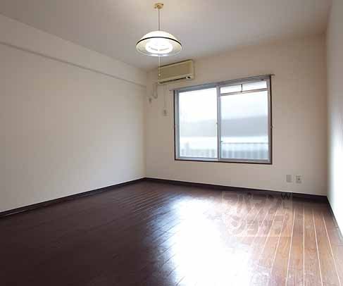 居室・リビング　広々とした部屋です。